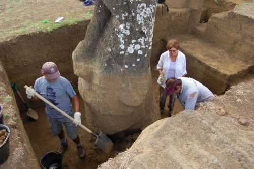 Jo Anne Van Tilburg with two workers from her Rapa Nui team of diggers. © Easter Island Statue Project.