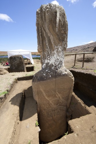 Site overview of statues RR-001-156 (left) and RR-001-157 (right); Photo courtesy of Micheline Pelletier.