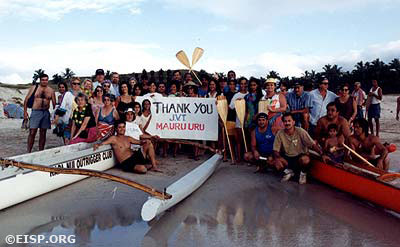 Members of RNOC, friends and family at Anakena. ©1995/RNOC/Photo: Jo Anne Van Tilburg.