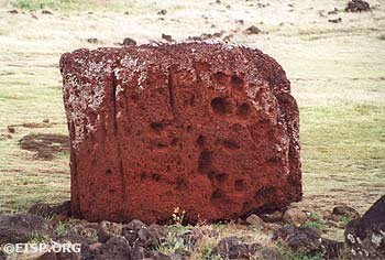 Pukao (topknot) belonging to Moai Paro. ©2002 EISP/JVT/Photos: J. Van Tilburg.