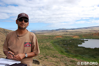 Cristián Arévalo Pakarati, EISP co-director, in Rano Raraku quarry, 2006. Photo: H. Debey © JVT.