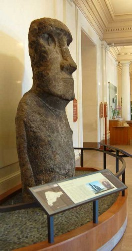 <em>Moai</em> installed at the Constitution Ave. entrance of the National Museum of Natural History, Smithsonian Institution in Washington D.C., April 2006.