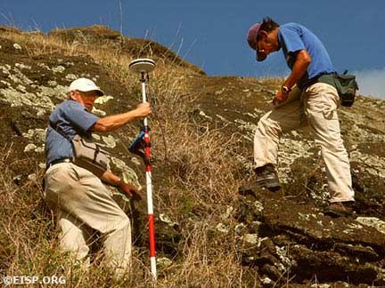 Peter Boniface and Cristián Arévalo Pakarati surveying Rano Raraku with GPS equipment. © EISP 2003.