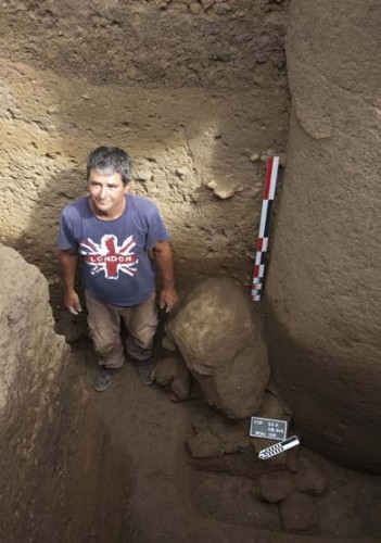 Newly discovered moai head carved of Rano Raraku tuff, Square 06, total height 69cm. © EISP.ORG 2014