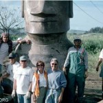 Transport crew Santi Hito (left), Ted Ralston, Jo Anne Van Tilburg, Johannes Van Tilburg, Cristián Arévalo Pakarati and Niko Haoa. ©1998 EISP/JVT/Photo: J. Van Tilburg.