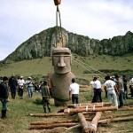 Lowering our replica statue face-up onto our A-frame rig modified as a canoe ladder. ©1998 EISP/JVT/Photo: J. Van Tilburg.