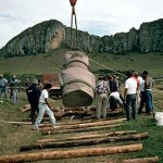 Lowering or replica statue face-down onto our A-frame rig modified as a canoe ladder. ©1998 EISP/JVT/Photo: J. Van Tilburg.