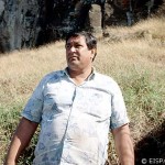 Rapa Nui expert and moai transport experiment chief Rafael Rapu at Rano Raraku. ©1998 EISP/JVT/Photo: J. Van Tilburg.