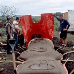 Darus Ane (right) removing the fiberglass mold from the back of the freshly cast moai replica. ©1998 EISP/JVT/Photo: J. Van Tilburg.