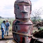 Replica moai, with the front half of the mold still in place, being lifted upright. ©1998 EISP/JVT/Photo: J. Van Tilburg.