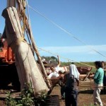 Santi Hito (rear) and the crew set our replica statue upright. ©1998 EISP/JVT/Photo: J. Van Tilburg.