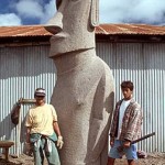 Cristián Arévalo Pakarati and his assistant carver Miguel Angel Arévalo Pakarati. ©1999 EISP/JVT/Photo: C. Sierra