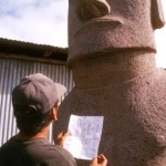 Cristián Arévalo Pakarati checking the carving against his notes. See some of his sketches in the field notes. ©1999 EISP/JVT/Photo: C. Sierra